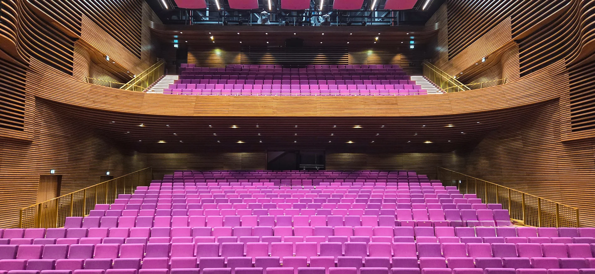 Der Große Saal des Friedrichsforums Bayreuth mit Bühne, Rang und violetten Sitzen